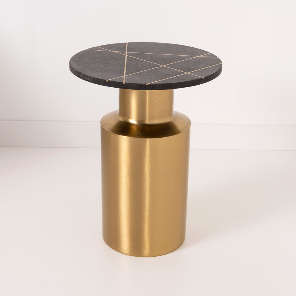 MESA AUXILIAR 51*40*40 CM. BASE METAL DORADO CILINDRICO Y TAPA MARMOL NEGRO CON INCRUSTACIONES METALICAS