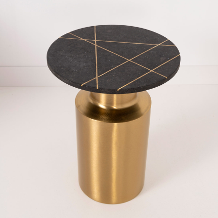 MESA AUXILIAR 51*40*40 CM. BASE METAL DORADO CILINDRICO Y TAPA MARMOL NEGRO CON INCRUSTACIONES METALICAS