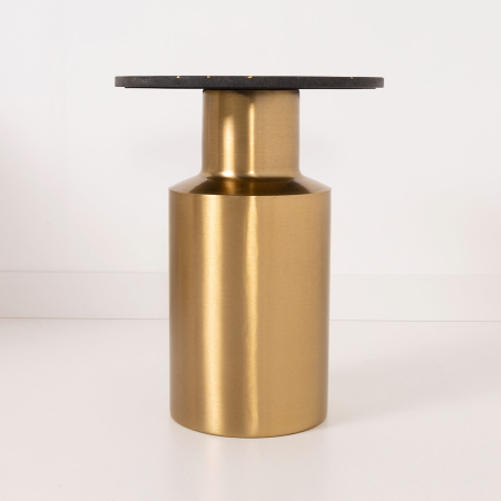 MESA AUXILIAR 51*40*40 CM. BASE METAL DORADO CILINDRICO Y TAPA MARMOL NEGRO CON INCRUSTACIONES METALICAS