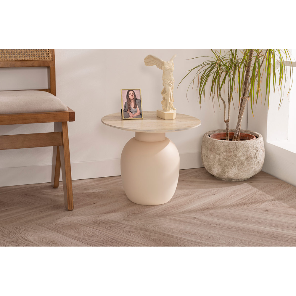 MESA AUXILIAR 50*50*42 CM. BASE METAL TONO MARFIL CON TAPA MARMOL TRAVERTINO