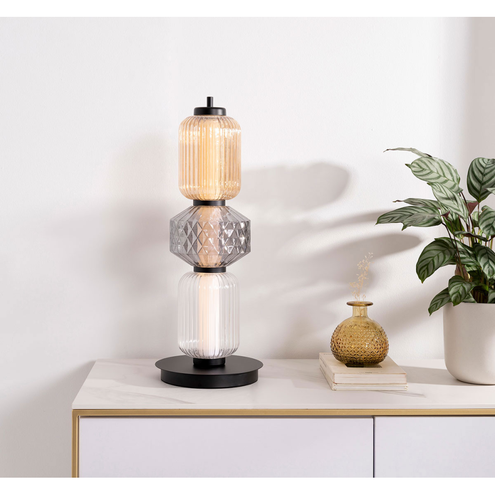 LÁMPARA SOBREMESA BOHEME. CRISTAL TALLADO ÁMBAR, TRANSPARENTE Y AHÚMADO. BASE NEGRA