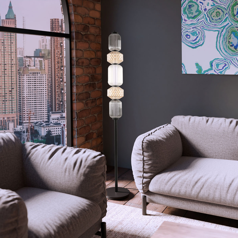 LÁMPARA PIE BOHEME. CRISTAL TALLADO ÁMBAR, TRANSPARENTE Y AHÚMADO. BASE NEGRA