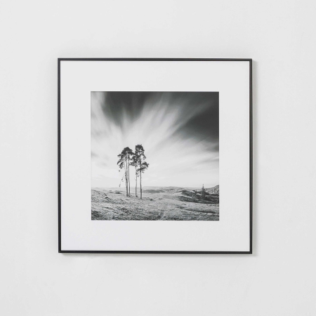 SET 2 LÁMINAS IMPRESA 50x50cm BARCA EN LAGO BLANCO Y NEGRO. MARCO NEGRO