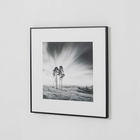 SET 2 LÁMINAS IMPRESA 50x50cm BARCA EN LAGO BLANCO Y NEGRO. MARCO NEGRO