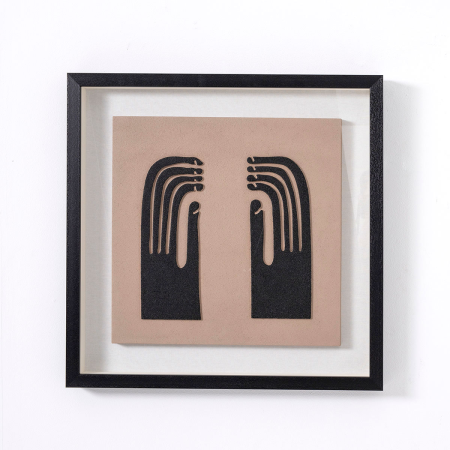 CUADRO VITRINA 60*60 CM, MARCO NEGRO Y ESCULTURA MADERA TALLADA BEIGE Y NEGRO