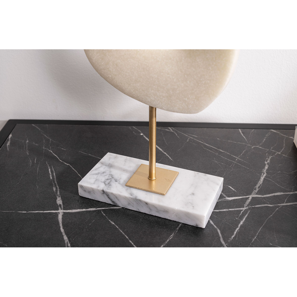 Escultura polyresina efecto piedra blanca, base metal dorado y mármol blano. 18x53x8 cm