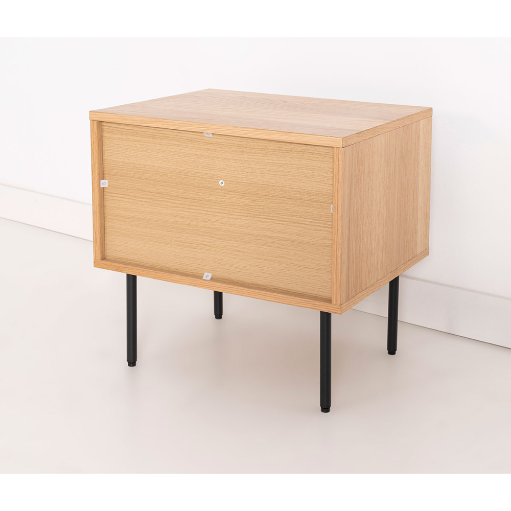 MESITA NELA 2 CAJ. CHAPA DE
ROBLE Y DM NEGRO. 
PATAS METAL NEGRO.