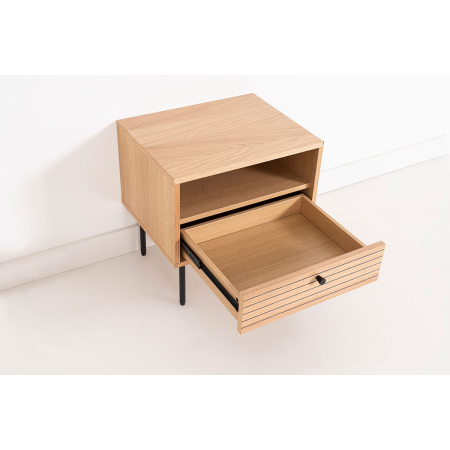 MESITA NELA 2 CAJ. CHAPA DE
ROBLE Y DM NEGRO. 
PATAS METAL NEGRO.