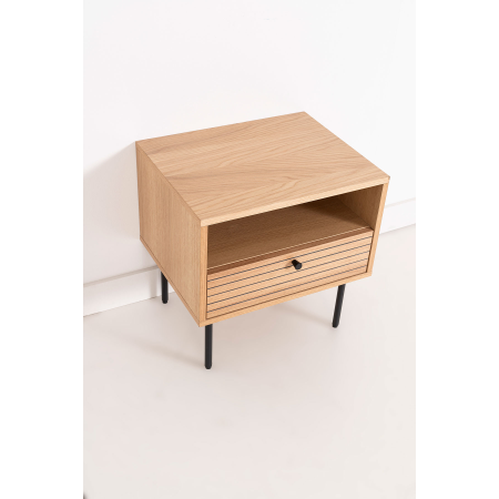 MESITA NELA 2 CAJ. CHAPA DE
ROBLE Y DM NEGRO. 
PATAS METAL NEGRO.