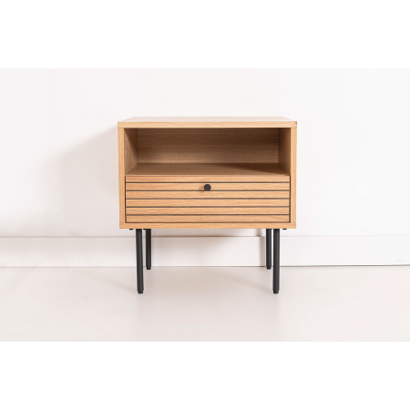 MESITA NELA 2 CAJ. CHAPA DE
ROBLE Y DM NEGRO. 
PATAS METAL NEGRO.