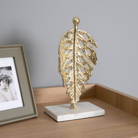 ESCULTURA METAL DORADDO BASE MÁRMOL BLANCO. 15x25x10cm