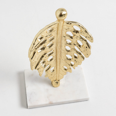 ESCULTURA METAL DORADDO BASE MÁRMOL BLANCO. 15x25x10cm