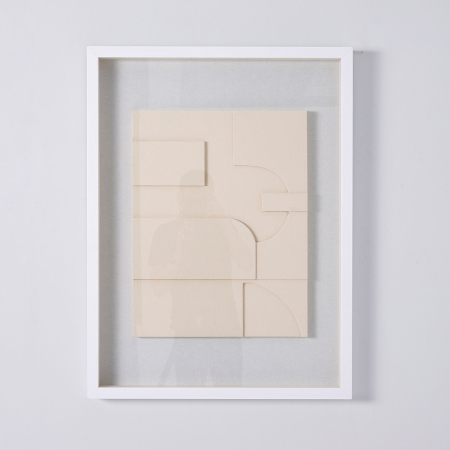 CUADRO VITRINA 60*80 CM,MARCO BLANCO Y ESCULTURA MADERA TALLADA BEIGE