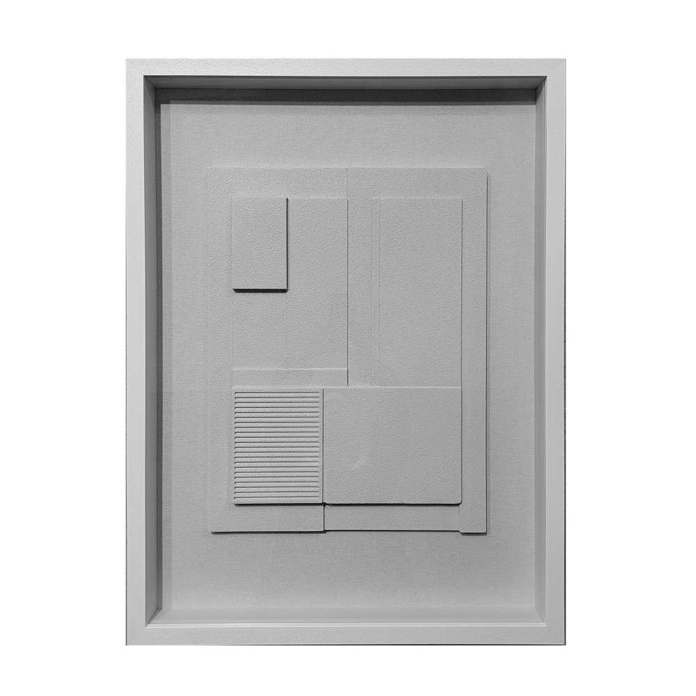 CUADRO VITRINA 60*80 CM,MARCO BLANCO Y ESCULTURA MADERA TALLADA BEIGE