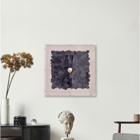 CUADRO VITRINA 60*60 CM, CAJA METRACRILATO, ESCULTURA PLUMAS NEGRAS CON PIEDRA CRISTAL