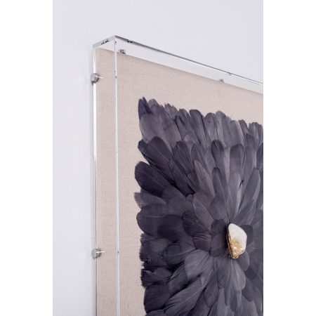 CUADRO VITRINA 60*60 CM, CAJA METRACRILATO, ESCULTURA PLUMAS NEGRAS CON PIEDRA CRISTAL
