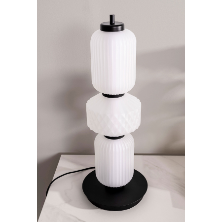 LÁMPARA SOBREMESA BOHEME. CRISTAL TALLADO BLANCO MATE Y BASE NEGRA