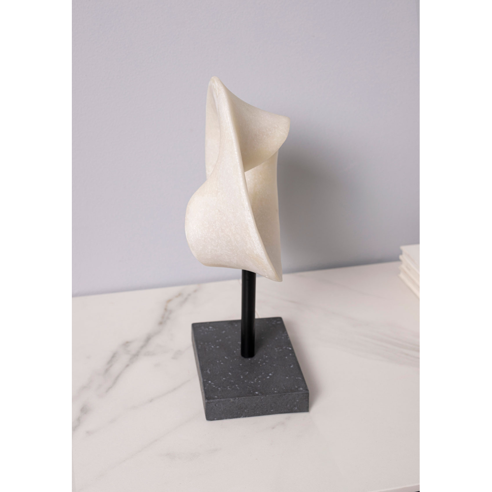 Escultura polyresina, círculo piedra blanca, base negro. 20x32x9cm