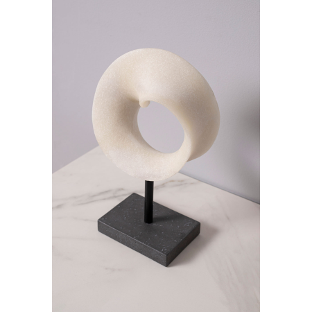 Escultura polyresina, círculo piedra blanca, base negro. 20x32x9cm