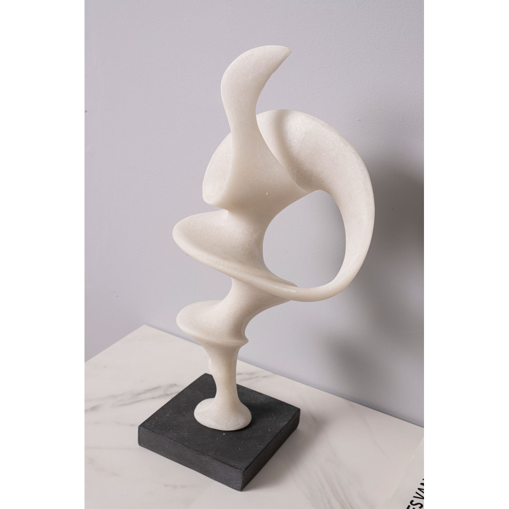 Escultura polyresina efecto piedra blanca, base negro. 22x52x16cm