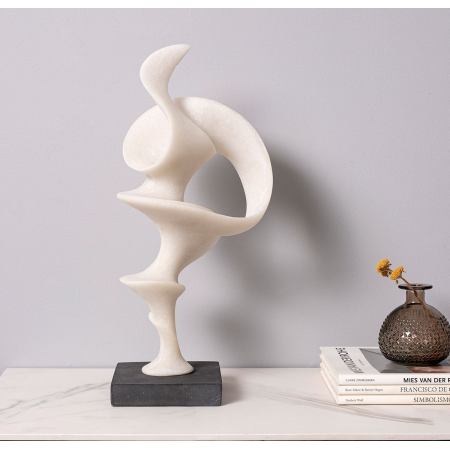 Escultura polyresina efecto piedra blanca, base negro. 22x52x16cm