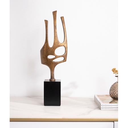 Escultura polyresina, oro envejecido, base negro. 13x45x8 cm