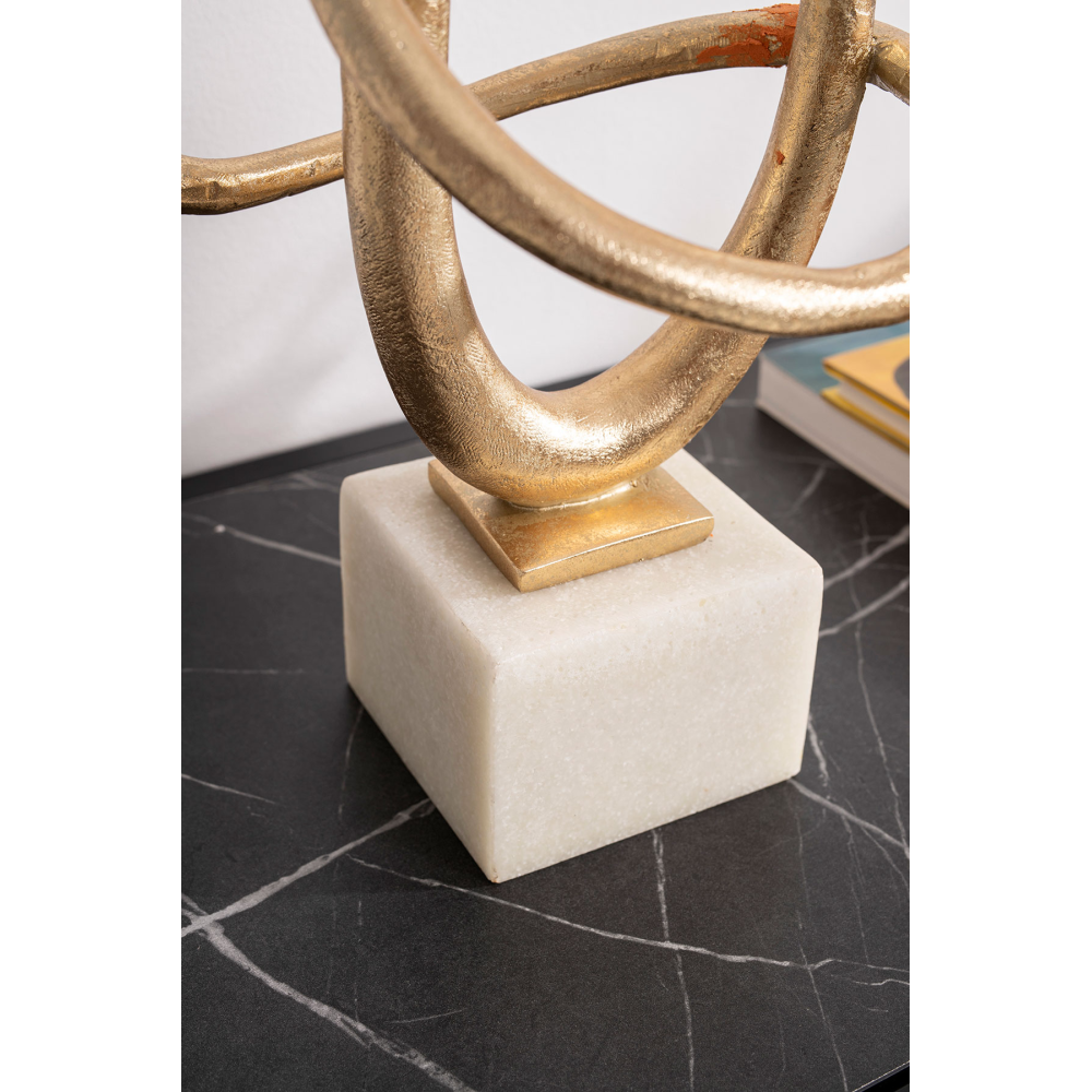 Escultura polyresina, lacado oro, base blanco. 22x49x22 cm