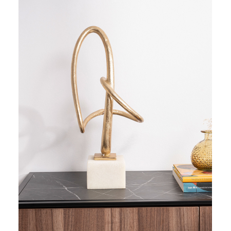 Escultura polyresina, lacado oro, base blanco. 22x49x22 cm