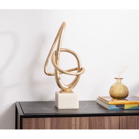 Escultura polyresina, lacado oro, base blanco. 22x49x22 cm