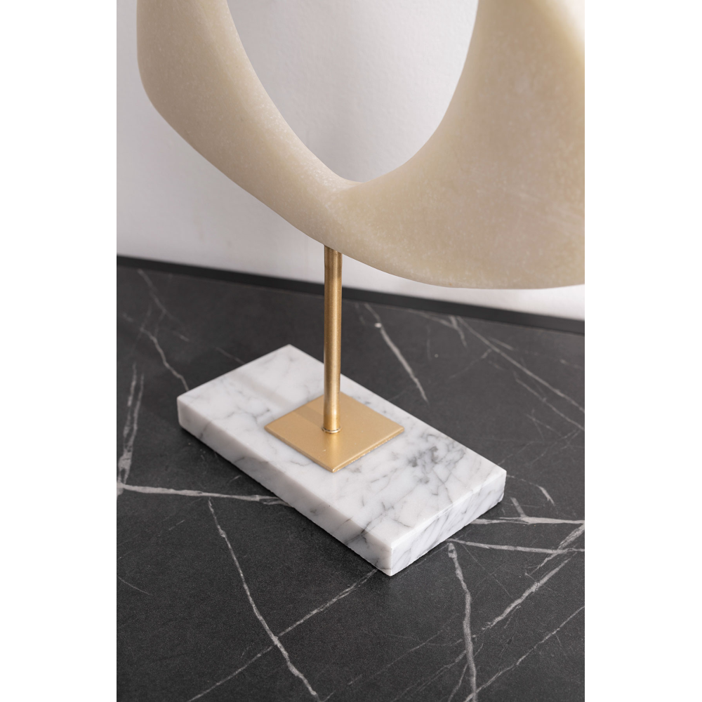 Escultura polyresina efecto piedra blanca, base metal dorado y mármol blano. 31x33x8 cm