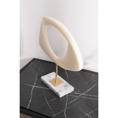 Escultura polyresina efecto piedra blanca, base metal dorado y mármol blano. 31x33x8 cm