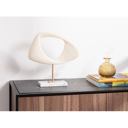 Escultura polyresina efecto piedra blanca, base metal dorado y mármol blano. 31x33x8 cm