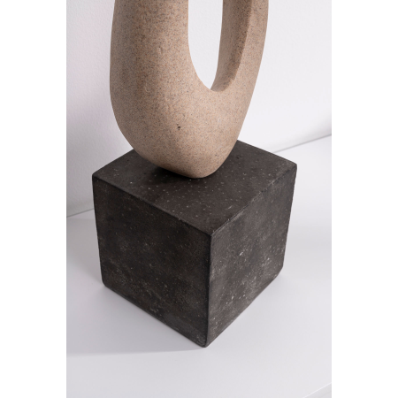 Escultura polyresina efecto piedra tono tierra, base negro. 17x71x15 cm