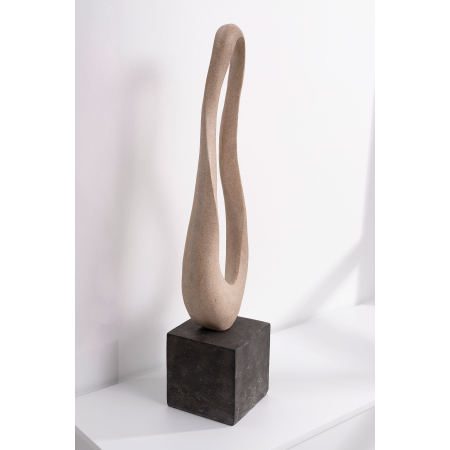 Escultura polyresina efecto piedra tono tierra, base negro. 17x71x15 cm