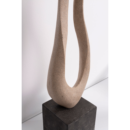 Escultura polyresina efecto piedra tono tierra, base negro. 17x71x15 cm