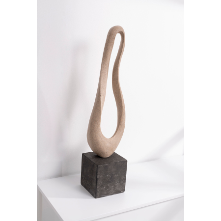 Escultura polyresina efecto piedra tono tierra, base negro. 17x71x15 cm