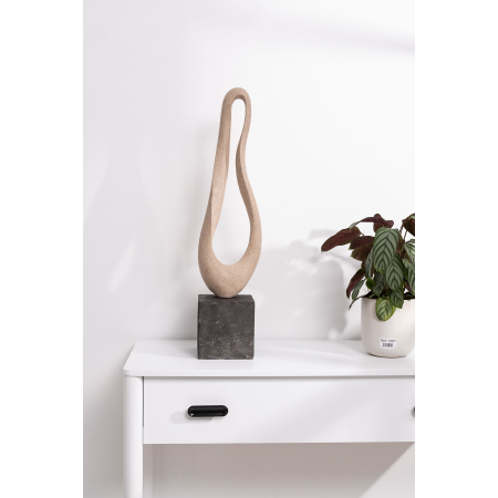 Escultura polyresina efecto piedra tono tierra, base negro. 17x71x15 cm