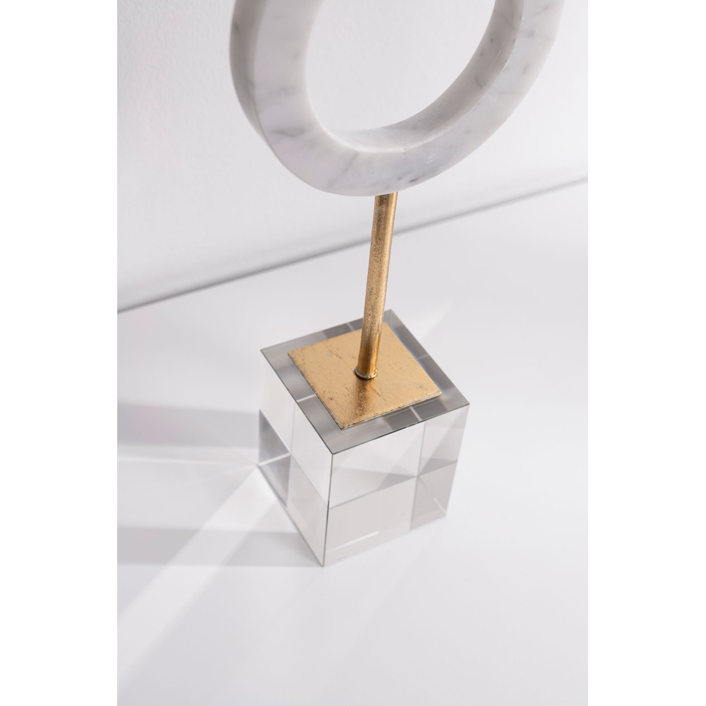 Escultura circulo mármol blanco, pie dorado con base metraquilato transparente. 12x31x7 cm
