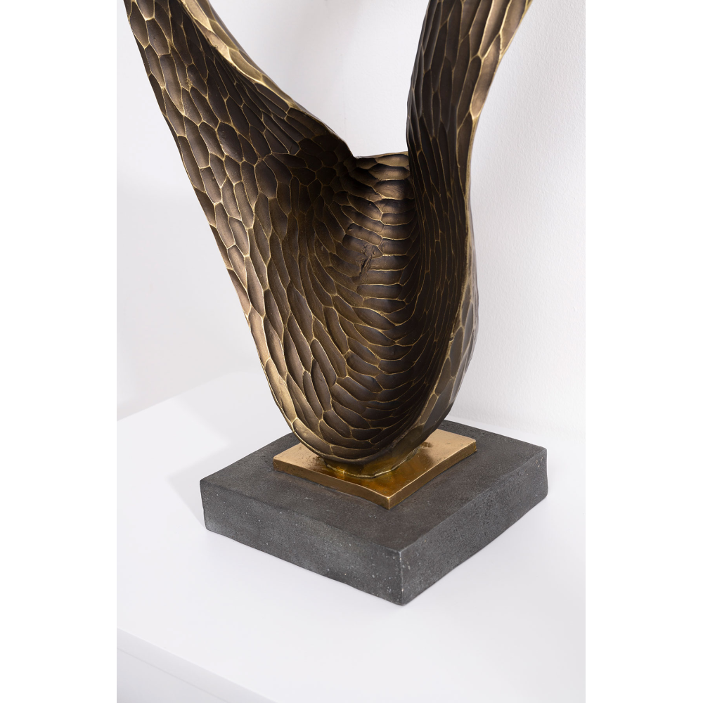 Escultura polyresina, figura efecto bronze y pie efecto piedra gris. 30x50x20 cm