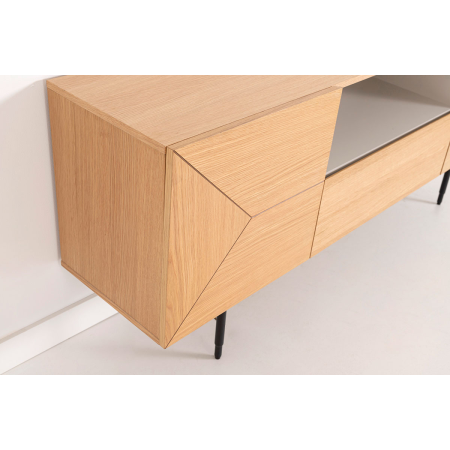 MUEBLE TV KALMAR. CHAPA DE ROBLE NATURAL Y MELAMINA AQUAMARINA.
PATAS METAL NEGRO.