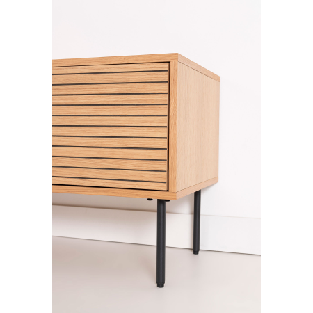 MUEBLE TV NELA. CHAPA DE ROBLE Y DM NEGRO. 
PATAS METAL NEGRO.