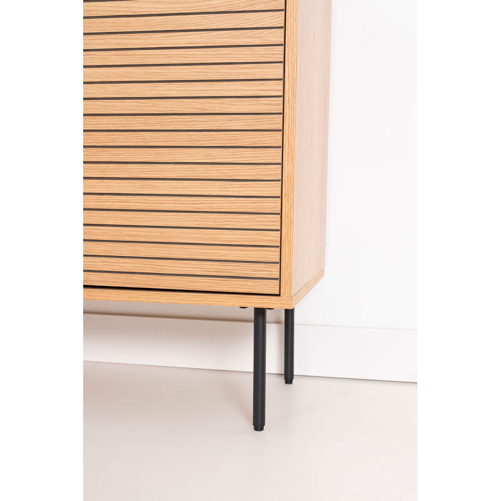 APARADOR NELA. CHAPA DE ROBLE Y DM NEGRO. 
PATAS METAL NEGRO.