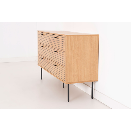 CÓMODA NELA 6 CAJ. CHAPA DE ROBLE Y DM NEGRO. 
PATAS METAL NEGRO.