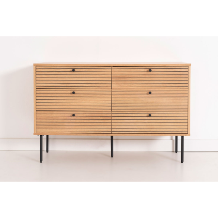 CÓMODA NELA 6 CAJ. CHAPA DE ROBLE Y DM NEGRO. 
PATAS METAL NEGRO.
